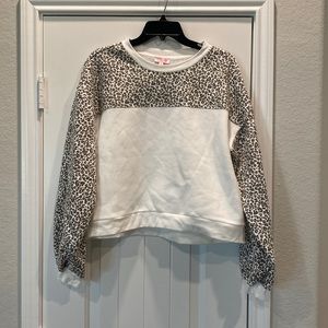 ⭐️ NEW PINK LILY CHEETAH AND WHITE CREW NECK SIZE LARGE